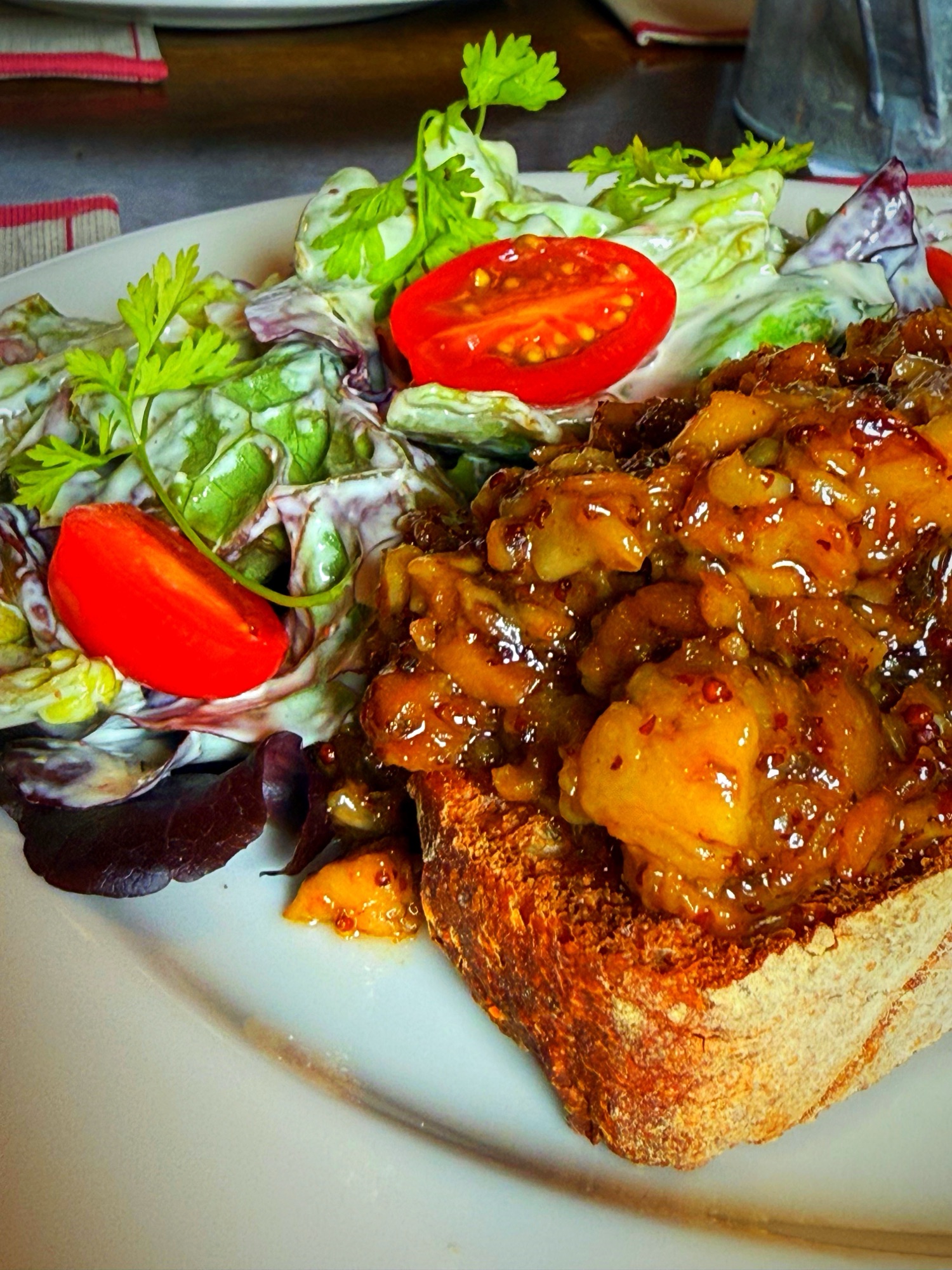 Le Q dans Le Beurre, Bonnevoie: Bold Flavours & Pig-Themed Charm in ...